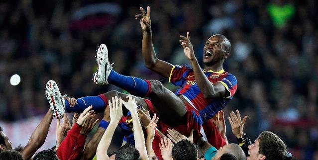 abidal-barcelona-real-madrid-celebration-cropped