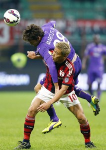 AC Milan's Honda challenges Fiorentina's Mendoza during their Serie A soccer match at San Siro stadium in Milan