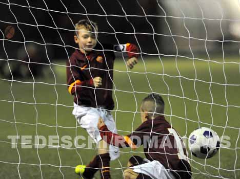 CRISTIAN TOTTI IN AZIONE NEL DERBY DI OGGI DELLA CATEGORIA PULCINI (tedeschi)