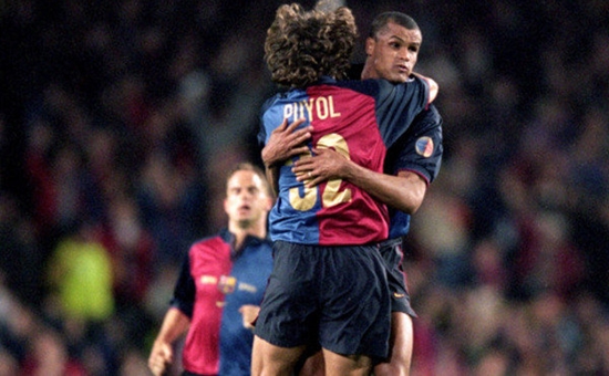 Puyol-abraza-a-Rivaldo-para-ce_54368266330_53389389549_600_396