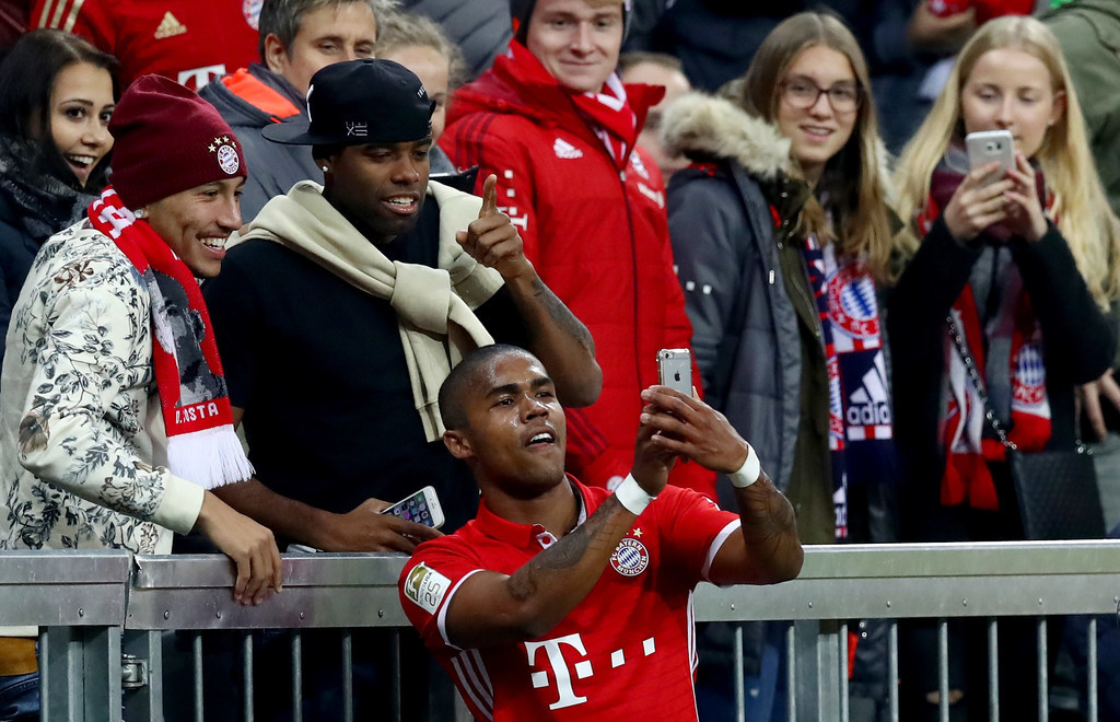 Douglas Costa selfie2