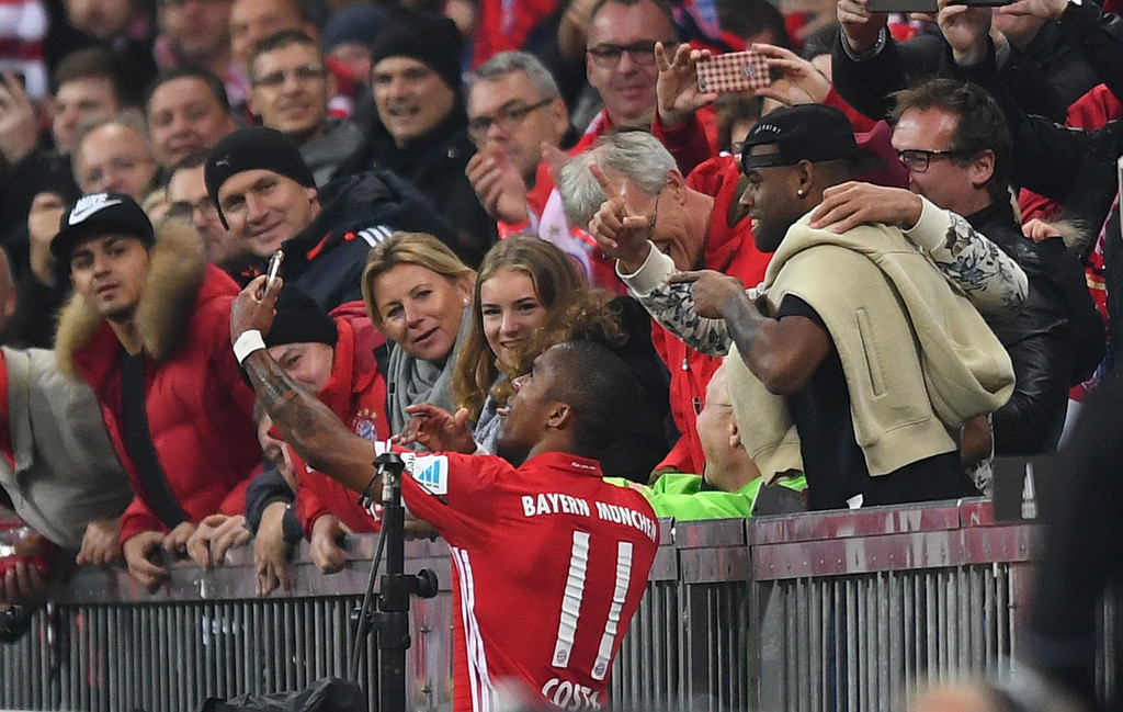 Douglas Costa selfie3