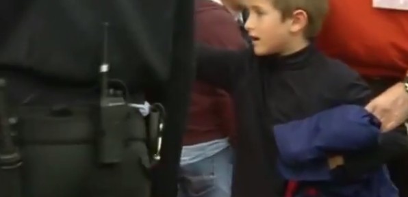 პატარა ბიჭი ბაბუას გაეპარა და ლუის სუარესს მაისური გამოართვა (ვიდეო)